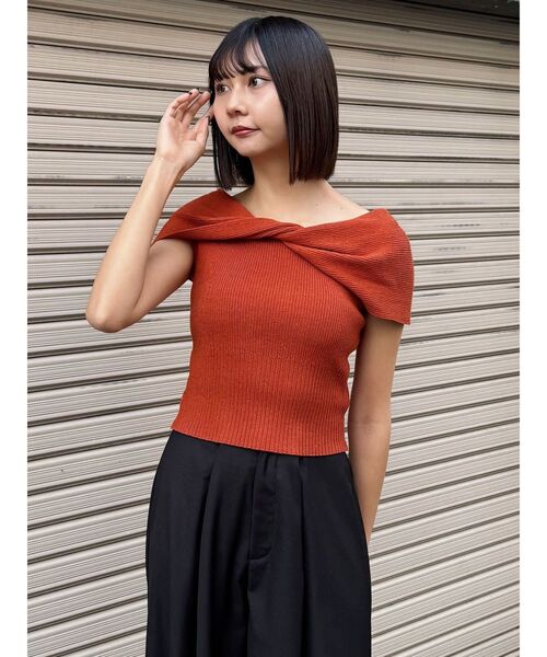 MURUA（ムルーア）の「オフショルダーツイストニット（ニット/セーター・レディース・オレンジ/ブラック・FREE）」の14枚目の写真