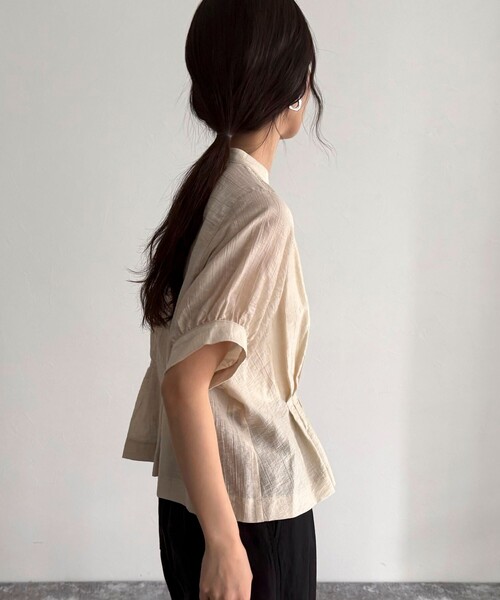 fredy emue（フレディエミュ）の「クロップドハーフスリーブブラウス（シャツ/ブラウス・レディース・サックスブルー/チャコールグレー/オフホワイト/ベージュ・38）」の13枚目の写真