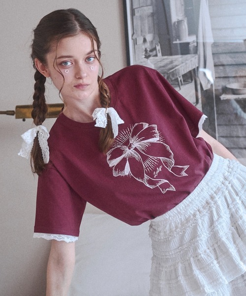 Lovilyn(ラヴィリン)の「ビンテージリボンプリントTシャツ(Tシャツ/カットソー・レディース・レッド/チャコールグレー・FREE)」の1枚目の写真