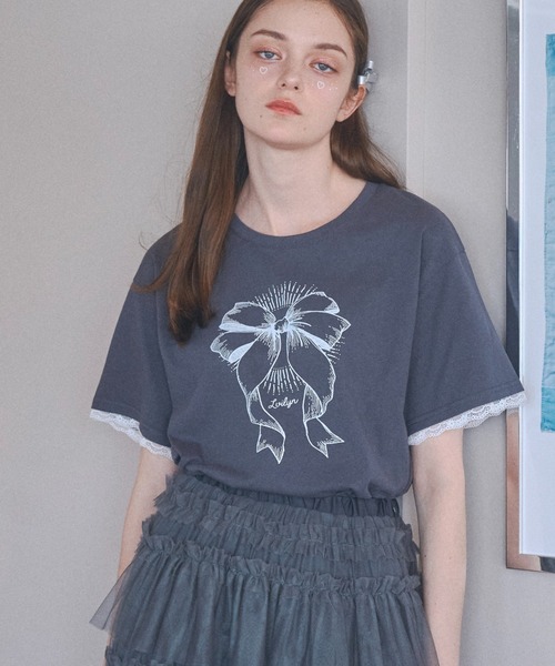 Lovilyn(ラヴィリン)の「ビンテージリボンプリントTシャツ(Tシャツ/カットソー・レディース・レッド/チャコールグレー・FREE)」の2枚目の写真