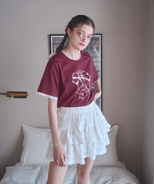 Lovilyn(ラヴィリン)の「ビンテージリボンプリントTシャツ(Tシャツ/カットソー・レディース・レッド/チャコールグレー・FREE)」の4枚目の写真