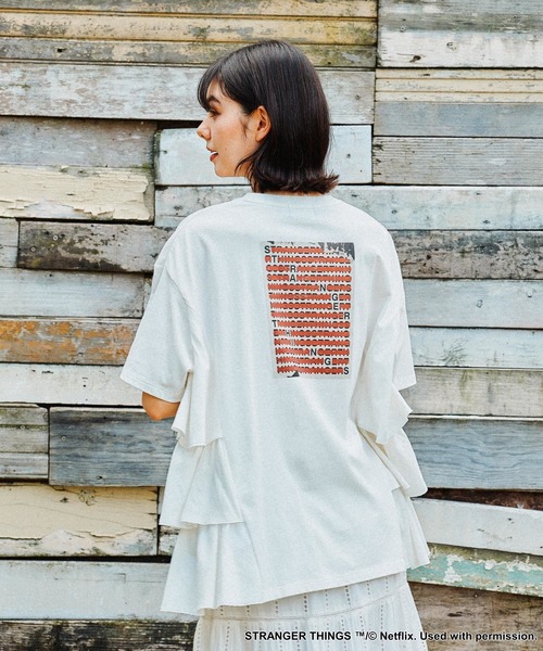 tシャツ 「STRANGER THINGS」コラボ サイドフリルTシャツ レディース STRANGER THINGS】コラボ サイドフリルTシャツ（Tシャツ