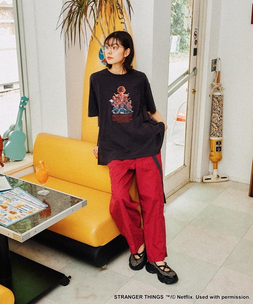 niko and...(ニコアンド)の「【STRANGER THINGS】コラボ サイドフリルTシャツ(Tシャツ/カットソー・レディース・オフホワイト/チャコール/ブラック/ナチュラル/ブルー・FREE)」の18枚目の写真