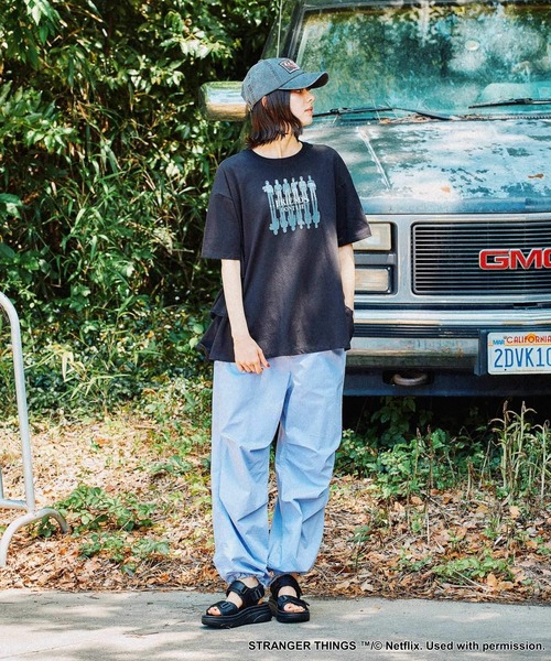 niko and...(ニコアンド)の「【STRANGER THINGS】コラボ サイドフリルTシャツ(Tシャツ/カットソー・レディース・オフホワイト/チャコール/ブラック/ナチュラル/ブルー・FREE)」の12枚目の写真