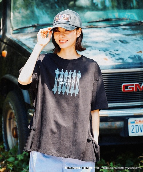 niko and...(ニコアンド)の「【STRANGER THINGS】コラボ サイドフリルTシャツ(Tシャツ/カットソー・レディース・オフホワイト/チャコール/ブラック/ナチュラル/ブルー・FREE)」の14枚目の写真