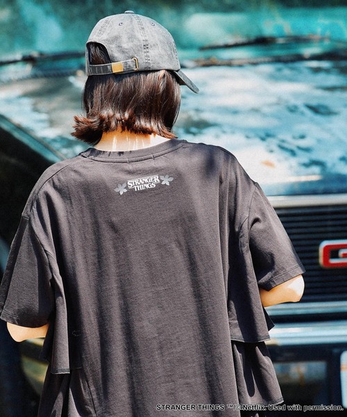 niko and...(ニコアンド)の「【STRANGER THINGS】コラボ サイドフリルTシャツ(Tシャツ/カットソー・レディース・オフホワイト/チャコール/ブラック/ナチュラル/ブルー・FREE)」の16枚目の写真