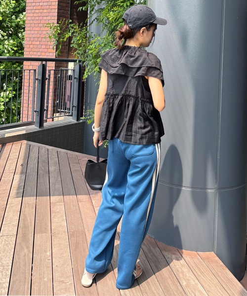 ISOOK(アイスー)の「【ISOOK / アイスー】マルチWAYフリルブラウス / レイヤード 重ね着 襟付き ジレ シアー素材 デザインブラウス ノースリーブ オフショル ワンショル ミドル丈 ホワイト ブラック 白 黒 無地 ZOZOTOWN限定(シャツ/ブラウス・レディース・ブラック/アイボリー・FREE)」の5枚目の写真