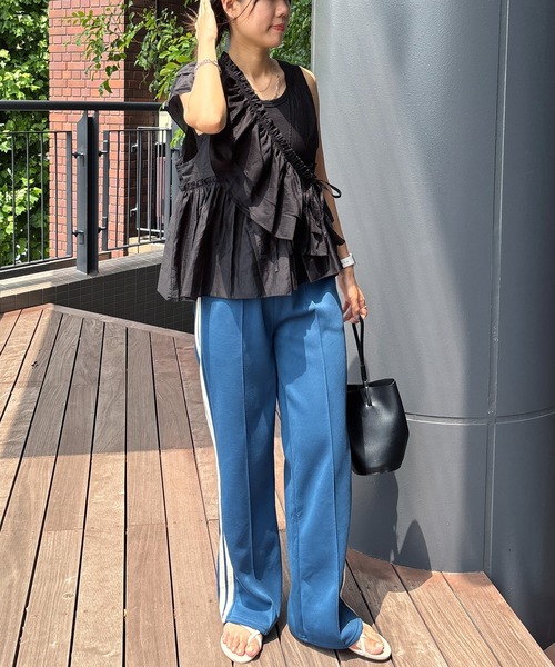 ISOOK(アイスー)の「【ISOOK / アイスー】マルチWAYフリルブラウス / レイヤード 重ね着 襟付き ジレ シアー素材 デザインブラウス ノースリーブ オフショル ワンショル ミドル丈 ホワイト ブラック 白 黒 無地 ZOZOTOWN限定(シャツ/ブラウス・レディース・ブラック/アイボリー・FREE)」の12枚目の写真