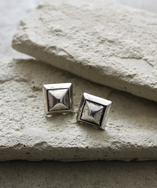 styiro(スタイロ)の「ニッケルフリー アンティークスタッズデザインピアス(ピアス(両耳用)・レディース・ゴールド/シルバー・FREE)」の2枚目の写真