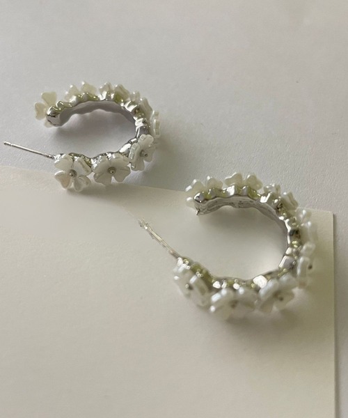 yu-ka(ユーカ)の「YU-KA:フラワーデザインフープピアス flower design hoop pierce(ピアス(両耳用)・レディース・ゴールド/シルバー・FREE)」の1枚目の写真