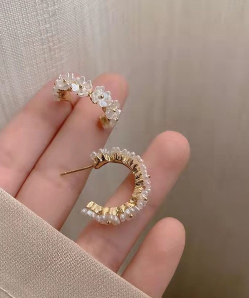 yu-ka(ユーカ)の「YU-KA:フラワーデザインフープピアス flower design hoop pierce(ピアス(両耳用)・レディース・ゴールド/シルバー・FREE)」の2枚目の写真