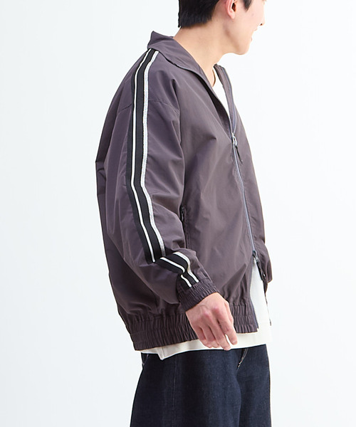 CONVERSE TOKYO（コンバーストウキョウ）の「SIDE LINE NYLON TRACK JACKET(UNISEX)（ミリタリージャケット・レディース・ブラック/チャコールグレー/ライトグレー/カーキ・SMALL/MEDIUM）」の12枚目の写真