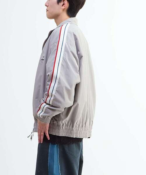 CONVERSE TOKYO（コンバーストウキョウ）の「SIDE LINE NYLON TRACK JACKET(UNISEX)（ミリタリージャケット・レディース・ブラック/チャコールグレー/ライトグレー/カーキ・SMALL/MEDIUM）」の14枚目の写真