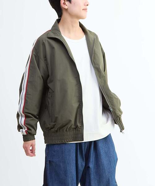 CONVERSE TOKYO（コンバーストウキョウ）の「SIDE LINE NYLON TRACK JACKET(UNISEX)（ミリタリージャケット・レディース・ブラック/チャコールグレー/ライトグレー/カーキ・SMALL/MEDIUM）」の18枚目の写真