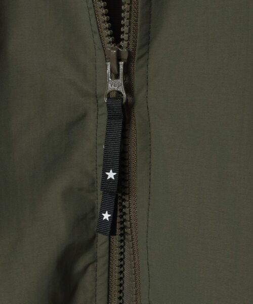 CONVERSE TOKYO（コンバーストウキョウ）の「SIDE LINE NYLON TRACK JACKET(UNISEX)（ミリタリージャケット・レディース・ブラック/チャコールグレー/ライトグレー/カーキ・SMALL/MEDIUM）」の19枚目の写真