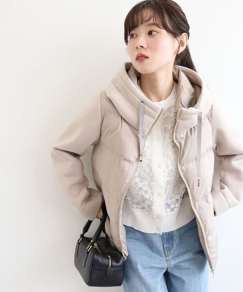 le.coeur blanc（ルクールブラン）の「カットボンディング×スムースタフタショートブルゾン（ブルゾン・レディース・グレイッシュベージュ/ブラック・38/40）」の2枚目の写真