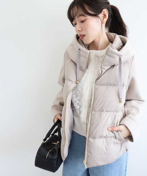 le.coeur blanc（ルクールブラン）の「カットボンディング×スムースタフタショートブルゾン（ブルゾン・レディース・グレイッシュベージュ/ブラック・38/40）」の6枚目の写真