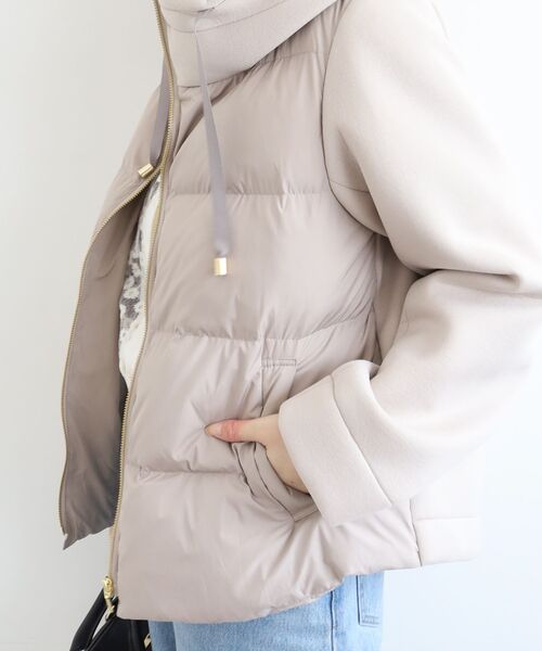 le.coeur blanc（ルクールブラン）の「カットボンディング×スムースタフタショートブルゾン（ブルゾン・レディース・グレイッシュベージュ/ブラック・38/40）」の13枚目の写真