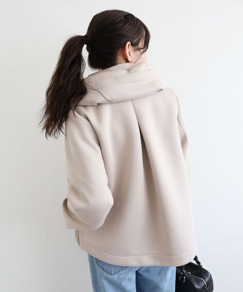 le.coeur blanc（ルクールブラン）の「カットボンディング×スムースタフタショートブルゾン（ブルゾン・レディース・グレイッシュベージュ/ブラック・38/40）」の16枚目の写真