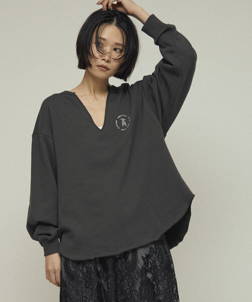 Firsthand（ファーストハンド）の「Firsthand/ファーストハンド オーガニックコットン Vネック 刺繍スウェット / リラックスフィット / 裏毛スウェット（スウェット・レディース・ブラウン/チャコールグレー/グレー・ONE SIZE）」の2枚目の写真