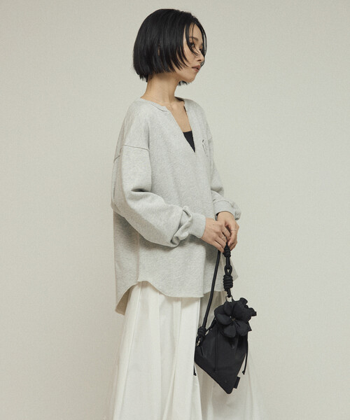 Firsthand（ファーストハンド）の「Firsthand/ファーストハンド オーガニックコットン Vネック 刺繍スウェット / リラックスフィット / 裏毛スウェット（スウェット・レディース・ブラウン/チャコールグレー/グレー・ONE SIZE）」の4枚目の写真