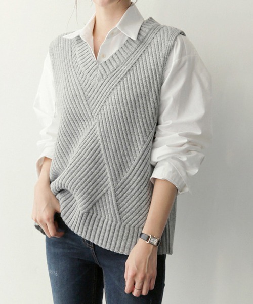 ReRe(リリ)の「Vネックデザインニットベスト(ベスト・レディース・ブラック/グレー/ネイビー/ベージュ・SMALL/MEDIUM/LARGE/X-LARGE)」の2枚目の写真