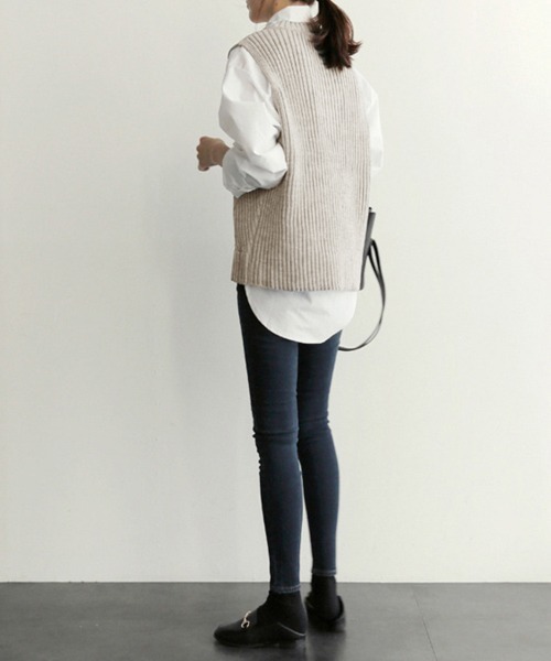 ReRe(リリ)の「Vネックデザインニットベスト(ベスト・レディース・ブラック/グレー/ネイビー/ベージュ・SMALL/MEDIUM/LARGE/X-LARGE)」の16枚目の写真