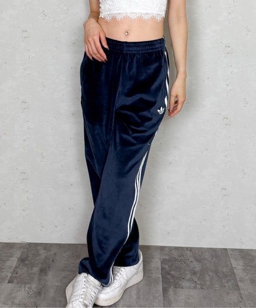 adidas(アディダス)の「adidas/アディダス アディカラー ベロア スーパースター トラックパンツ(その他パンツ・レディース・グリーン/ネイビー/ブラック/グレー・SMALL/MEDIUM/LARGE/X-LARGE)」の6枚目の写真