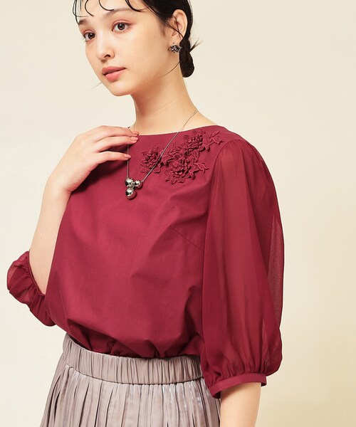 Sunauna（スーナウーナ）の「【フラワーモチーフ付き／袖シフォン】肘下丈ブラウス（シャツ/ブラウス・レディース・ネイビー/ボルドー・38/40）」の2枚目の写真