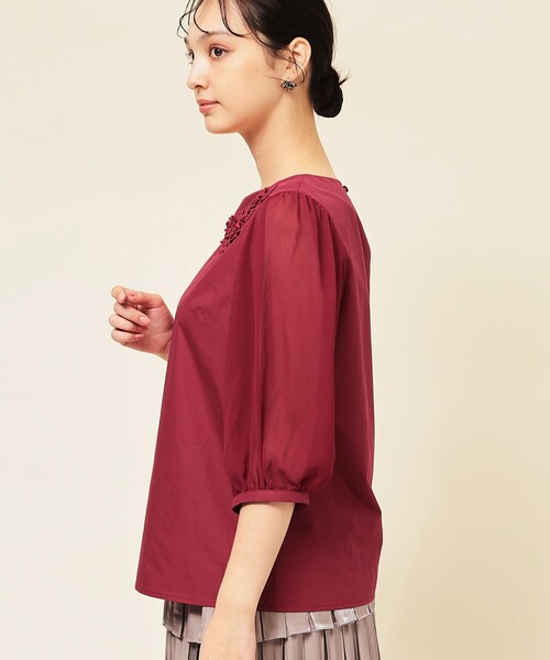Sunauna（スーナウーナ）の「【フラワーモチーフ付き／袖シフォン】肘下丈ブラウス（シャツ/ブラウス・レディース・ネイビー/ボルドー・38/40）」の8枚目の写真