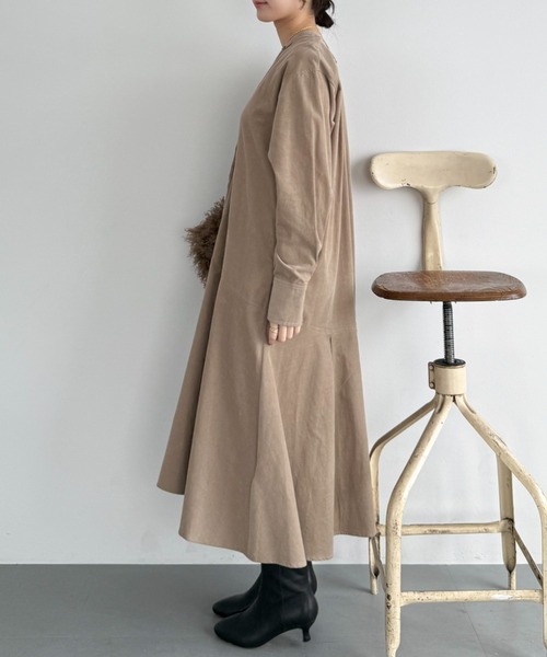 Doux archives（ドゥアルシーヴ）の「コーデュロイカラーレスワンピース（ワンピース・レディース・チャコールグレー/ブラウン/ベージュ・FREE）」の16枚目の写真