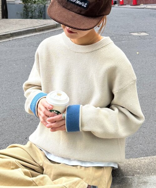 CIAOPANIC TYPY(チャオパニックティピー)の「【ヨレ・伸びが起こりずらくお手入れ簡単】ユニセックス/袖配色/洗える/リシェイプワッフルニットプルオーバー(ニット/セーター・メンズ・チャコールグレー/ブルー/オレンジ/マスタード/グリーン/ボルドー/ホワイト系その他/ライトグレー・LARGE/SMALL/MEDIUM)」の2枚目の写真