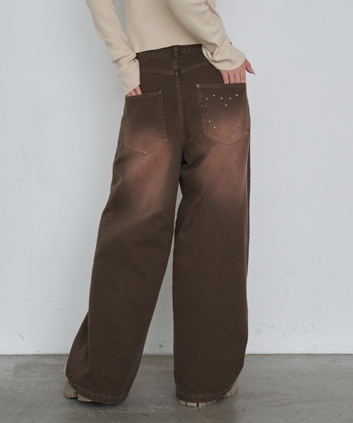 RAY CASSIN(レイカズン)の「【ウエスト調節可/2サイズ展開】スタッズ付ワイドデニム(デニムパンツ・レディース・ブラウン/ネイビー/ブルー・S/M)」の1枚目の写真