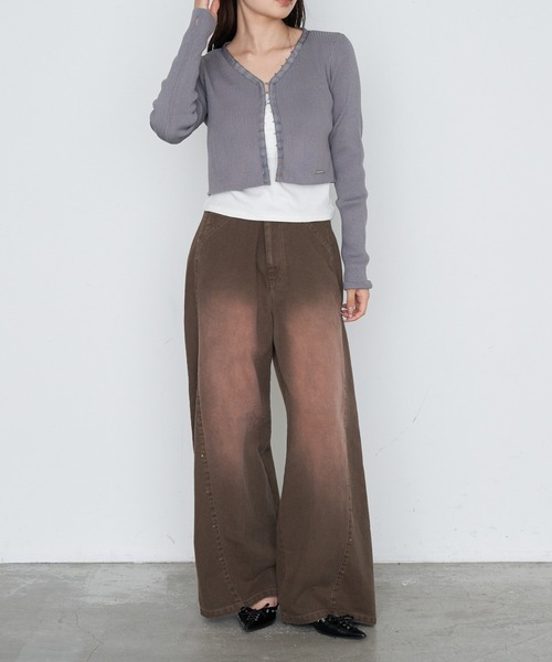 RAY CASSIN(レイカズン)の「【ウエスト調節可/2サイズ展開】スタッズ付ワイドデニム(デニムパンツ・レディース・ブラウン/ネイビー/ブルー・S/M)」の4枚目の写真