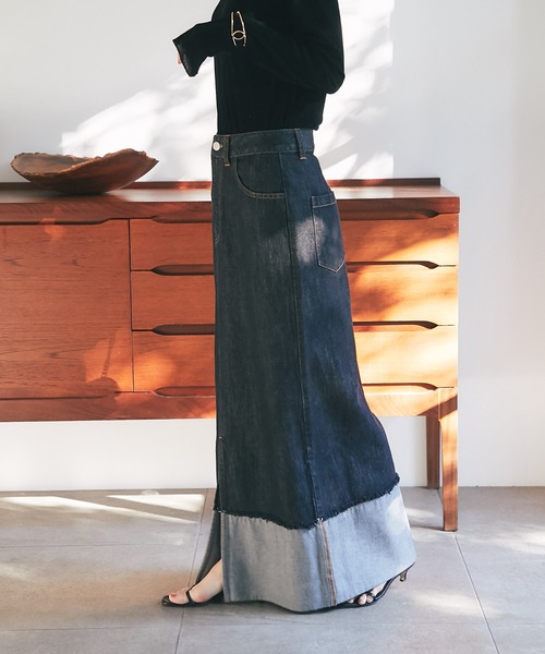 La boutique BonBon（ラブティックボンボン）の「ロールアップデニムロングスカート（デニムスカート・レディース・インディゴブルー/ブラック・マルチサイズ）」の4枚目の写真