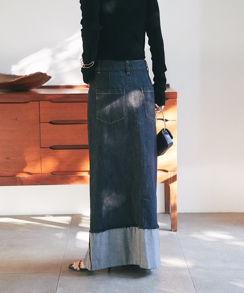 La boutique BonBon（ラブティックボンボン）の「ロールアップデニムロングスカート（デニムスカート・レディース・インディゴブルー/ブラック・マルチサイズ）」の5枚目の写真