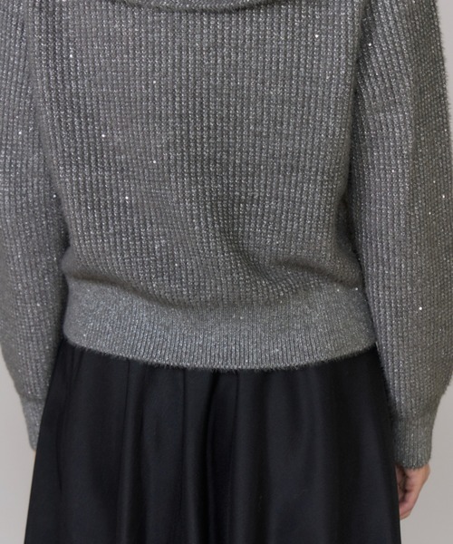 INED（イネド）の「オフショルダー風グリッターニット（ニット/セーター・レディース・サンドグレー/グレー・11号/9号）」の4枚目の写真
