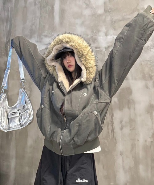 LADY LIKE(レディライク)の「新色追加 2WAYステッチ入り裏ボアファー付きブルゾン(ブルゾン・レディース・カーキ/ブラック/ブラウン/ネイビー/チャコールグレー/アイボリー・M/S)」の15枚目の写真