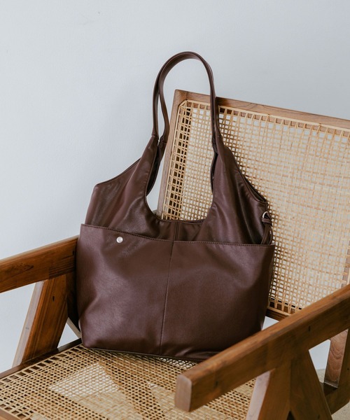 studio CLIP（スタディオクリップ）の「ポーチ付き10ポケットトートバッグ（トートバッグ・レディース・ブラック/ブラウン・FREE）」の2枚目の写真