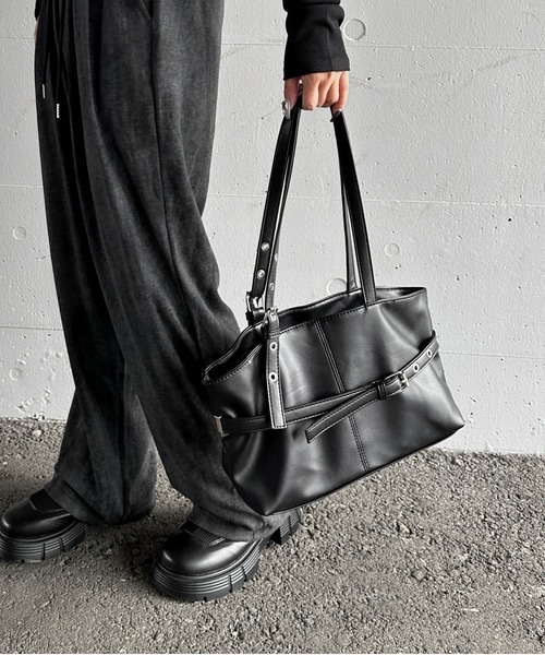 LVEU.（ラブユ.）の「【LVEU.】ベルトデザインスクエアバッグ / バッグ 鞄 BAG トート ハトメ 横長 シンプル 合成皮革 合皮 ブラック ブラウン ZOZOTOWN限定（トートバッグ・レディース・ブラック/ブラウン・FREE）」の4枚目の写真