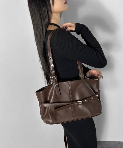 LVEU.（ラブユ.）の「【LVEU.】ベルトデザインスクエアバッグ / バッグ 鞄 BAG トート ハトメ 横長 シンプル 合成皮革 合皮 ブラック ブラウン ZOZOTOWN限定（トートバッグ・レディース・ブラック/ブラウン・FREE）」の7枚目の写真