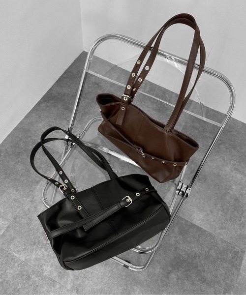 LVEU.（ラブユ.）の「【LVEU.】ベルトデザインスクエアバッグ / バッグ 鞄 BAG トート ハトメ 横長 シンプル 合成皮革 合皮 ブラック ブラウン ZOZOTOWN限定（トートバッグ・レディース・ブラック/ブラウン・FREE）」の3枚目の写真