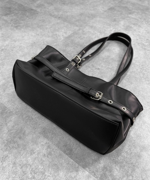 LVEU.（ラブユ.）の「【LVEU.】ベルトデザインスクエアバッグ / バッグ 鞄 BAG トート ハトメ 横長 シンプル 合成皮革 合皮 ブラック ブラウン ZOZOTOWN限定（トートバッグ・レディース・ブラック/ブラウン・FREE）」の14枚目の写真