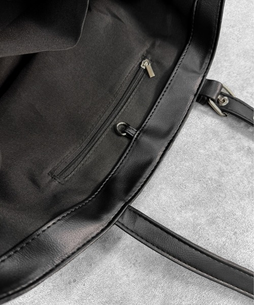 LVEU.（ラブユ.）の「【LVEU.】ベルトデザインスクエアバッグ / バッグ 鞄 BAG トート ハトメ 横長 シンプル 合成皮革 合皮 ブラック ブラウン ZOZOTOWN限定（トートバッグ・レディース・ブラック/ブラウン・FREE）」の19枚目の写真