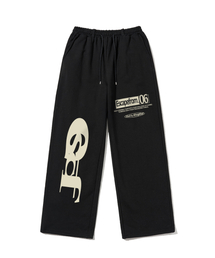 ESCAPEFROM（エスケープフロム）の「ESCFロゴコラージュプリントスウェットパンツブラック（スウェットパンツ）」