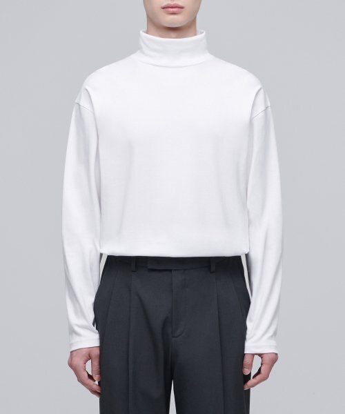 MUSINSA STANDARD（ムシンサスタンダード）の「リラックスドタートルネック長袖Tシャツ[ホワイト]（Tシャツ/カットソー・メンズ・その他・SMALL/MEDIUM/LARGE/X-LARGE/XX-LARGE/XXX-LARGE）」の2枚目の写真