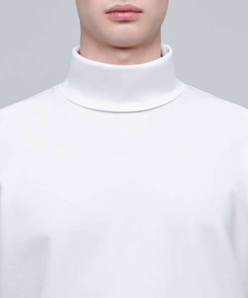 MUSINSA STANDARD（ムシンサスタンダード）の「リラックスドタートルネック長袖Tシャツ[ホワイト]（Tシャツ/カットソー・メンズ・その他・SMALL/MEDIUM/LARGE/X-LARGE/XX-LARGE/XXX-LARGE）」の5枚目の写真