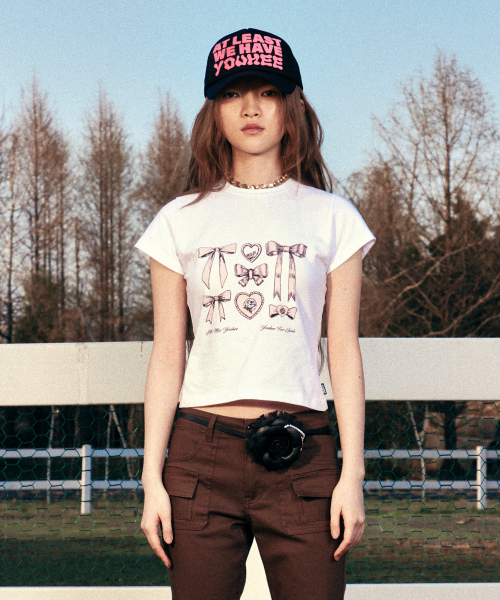 YOUHEE(ユヒ)の「RIBBON GRAPHIC CROP T-SHIRTS WHITE(Tシャツ/カットソー・レディース・その他・FREE)」の1枚目の写真