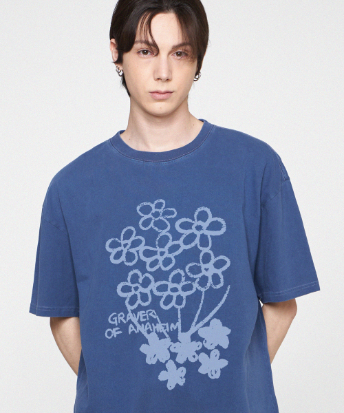 GRAVER（グレーバー）の「[ユニセックス]フラワーブーケドローイングピグメント半袖Tシャツ_ブルーシャドウ（Tシャツ/カットソー・レディース・ブルー・LARGE/SMALL/MEDIUM/X-LARGE）」の2枚目の写真