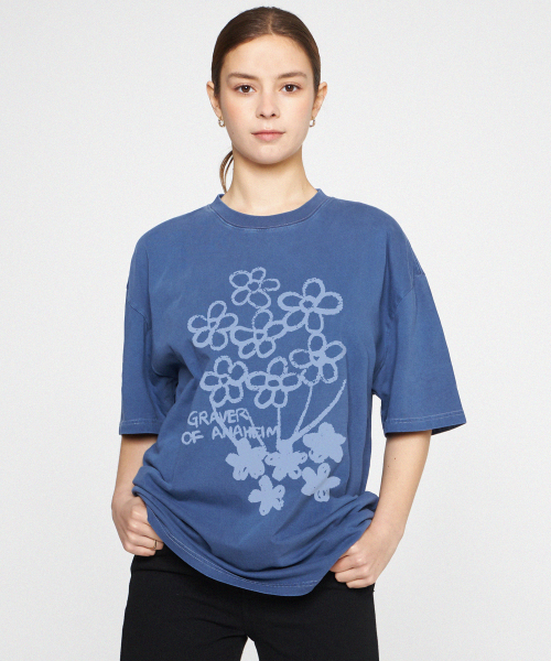GRAVER（グレーバー）の「[ユニセックス]フラワーブーケドローイングピグメント半袖Tシャツ_ブルーシャドウ（Tシャツ/カットソー・レディース・ブルー・LARGE/SMALL/MEDIUM/X-LARGE）」の3枚目の写真
